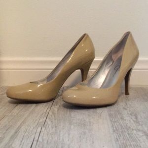 Tan Jessica Simpson pumps